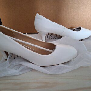 Size 10 white 2.5" pumps